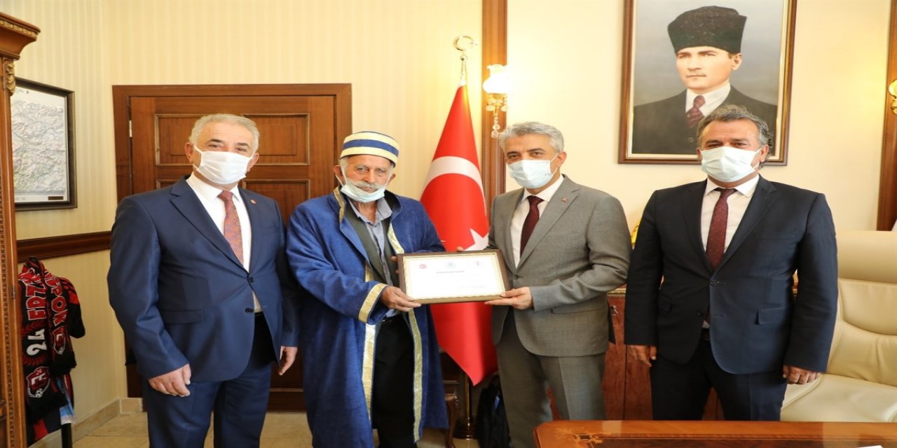 Erzincan'da 78 yaşındaki demirci ustası "yılın ahisi" seçildi