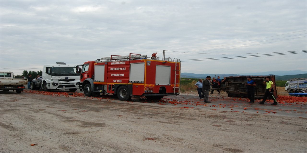 Çanakkale'de tırın çarptığı domates yüklü traktördeki 5 kişi yaralandı