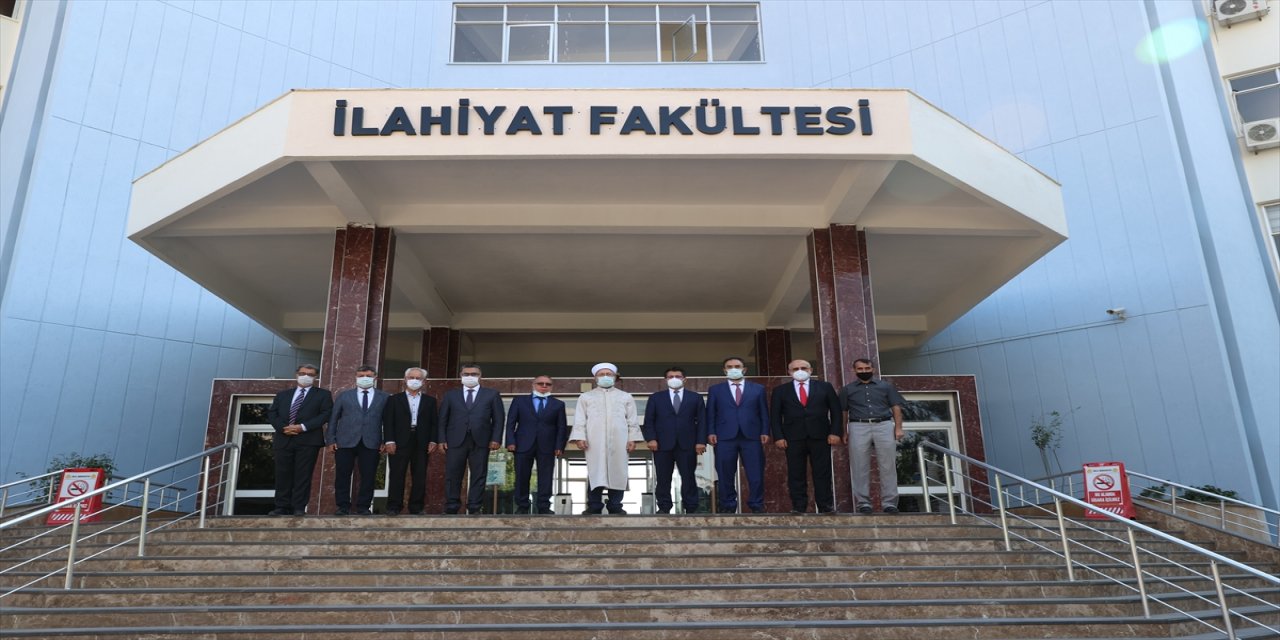 Diyanet İşleri Başkanı Erbaş, Dicle Üniversitesini ve Diyanet'in Diyarbakır'daki gençlik merkezini ziyaret etti