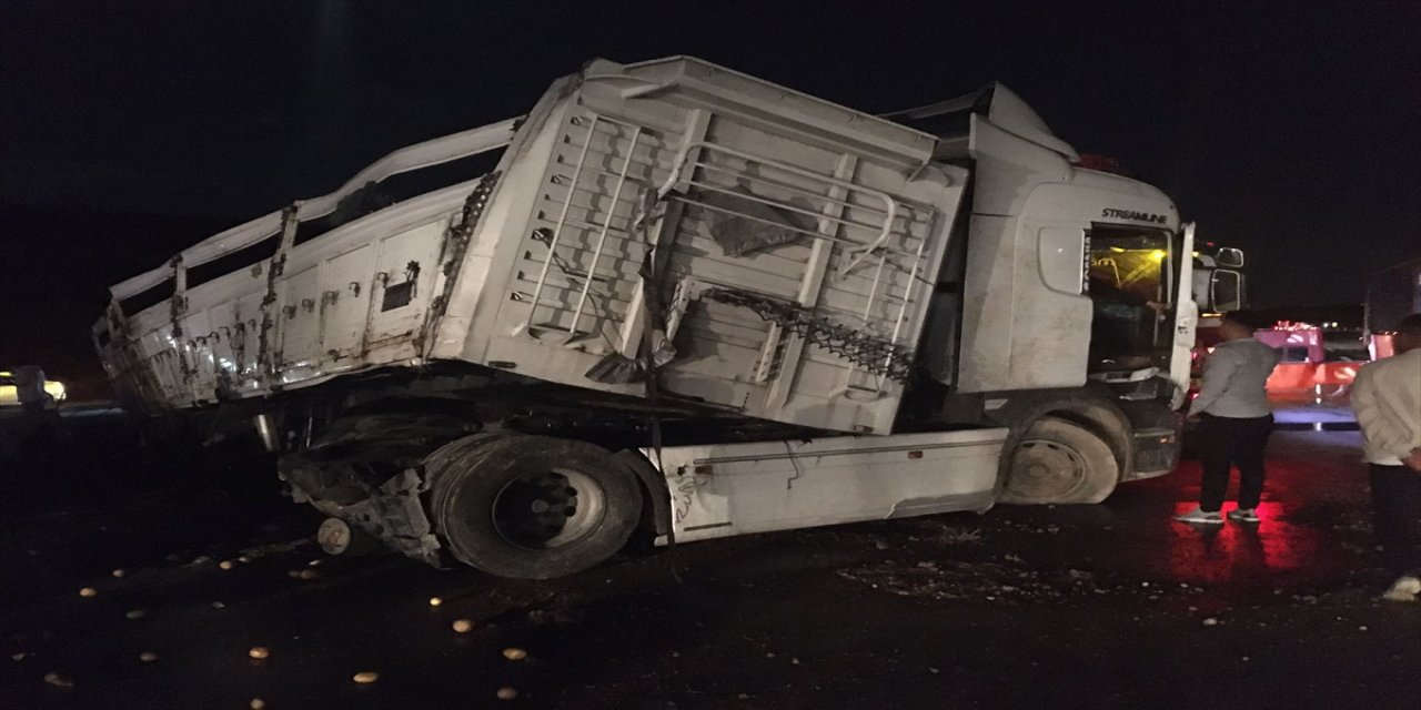 Mersin'de devrilen meyve ve sebze yüklü tırın sürücüsü yaralandı