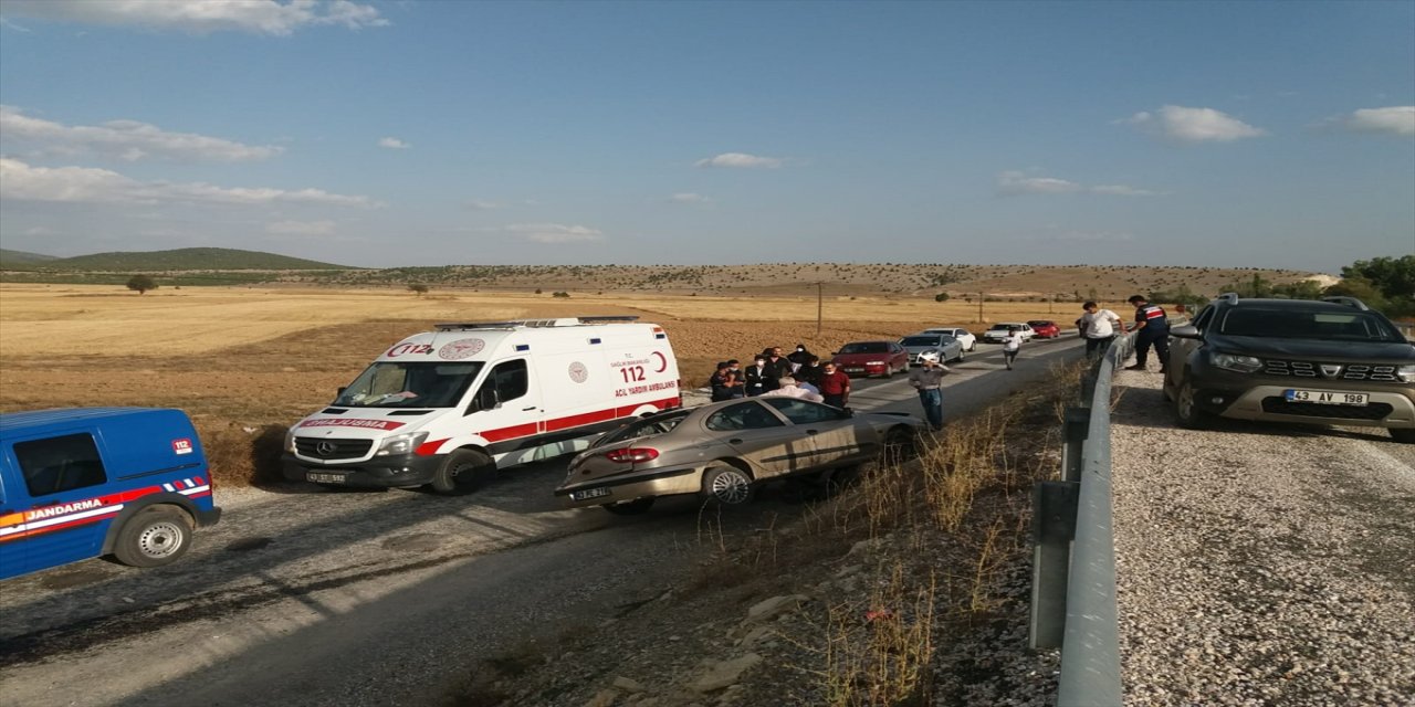Kütahya'da yol kenarındaki kayaya çarpan otomobilin sürücüsü öldü