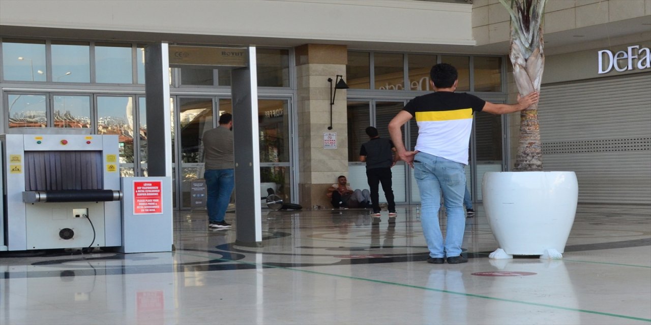 Antalya'da iş arkadaşını bıçakla rehin alıp yaralayan garson gözaltına alındı