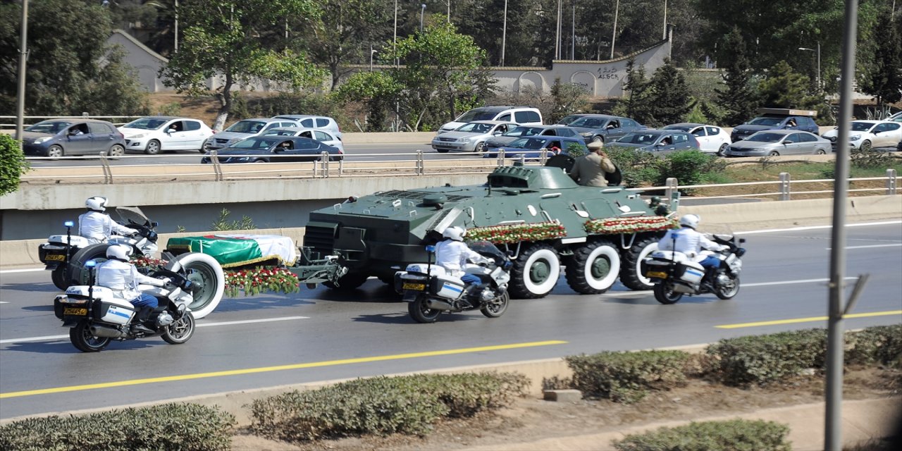 Cezayir'in eski Cumhurbaşkanı Buteflika toprağa verildi