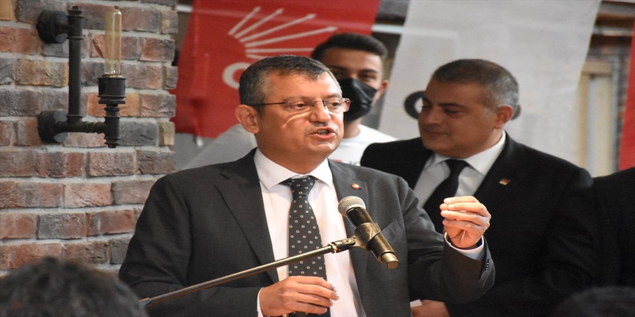 CHP Grup Başkanvekili Özel Bursa'da üniversite öğrencileriyle bir araya geldi