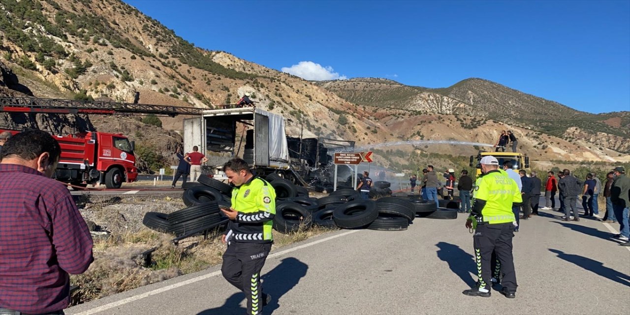 Sivas'ta lastik yüklü tır yandı