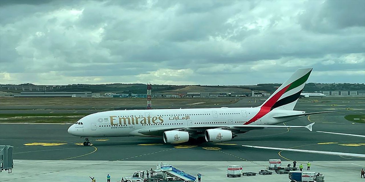 "Dünyanın en büyük yolcu uçağı"yla İstanbul Havalimanı'na ilk tarifeli uçuş gerçekleştirildi