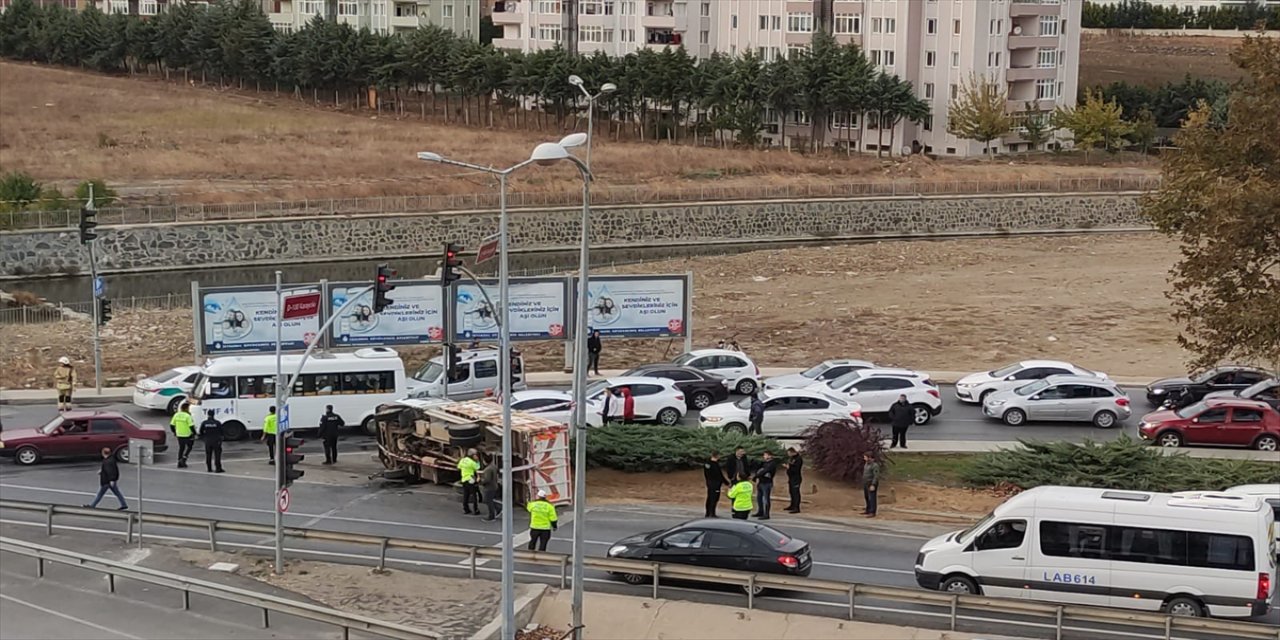 Silivri'de üzerine kum yüklü kamyon devrilen trafik polisi yaralandı
