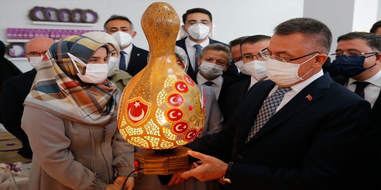 Cumhurbaşkanı Yardımcısı Oktay, Yozgat'ta kadın üreticilerle bir araya geldi