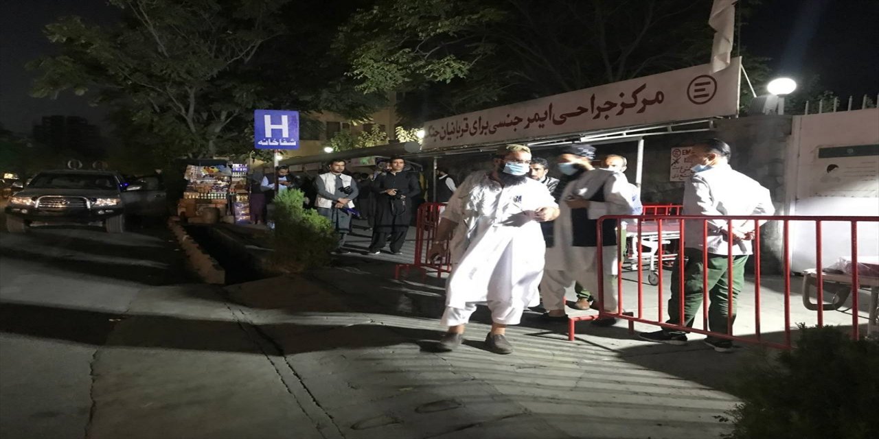 Kabil'de caminin girişinde düzenlenen bombalı saldırıda 2 kişi öldü, 4 kişi yaralandı