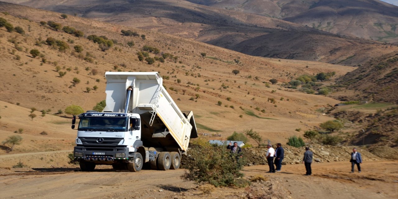 Muş'ta terörden arındırılan bölgede altyapı ve yol çalışmaları sürüyor