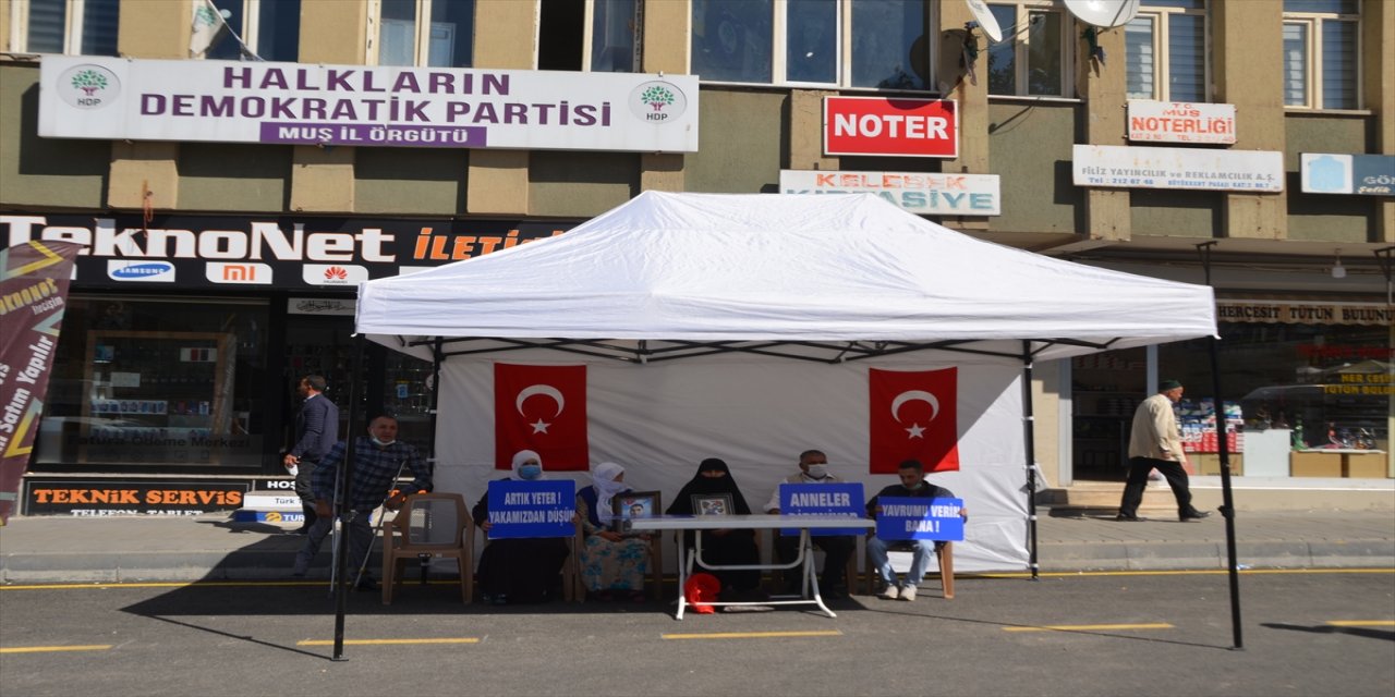 Muş'ta çocukları PKK'lı teröristlerce kaçırılan aileler HDP önünde eylem yaptı