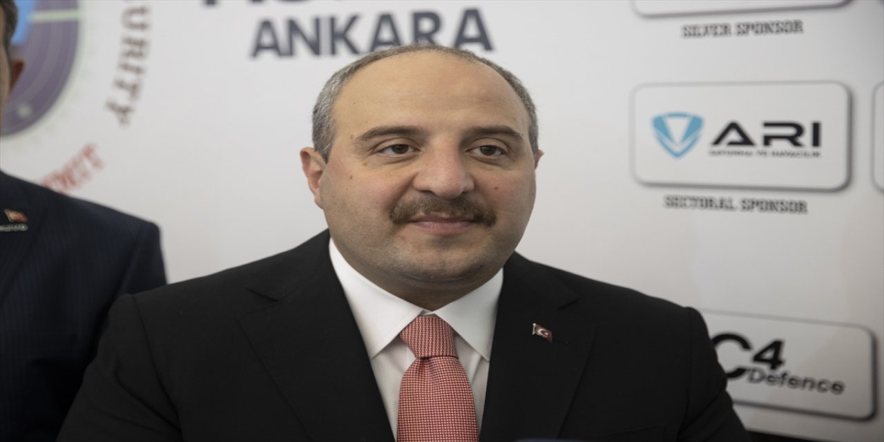 Bakan Varank "3. Uluslararası Askeri Radar ve Sınır Güvenliği Fuarı"nı ziyaret etti