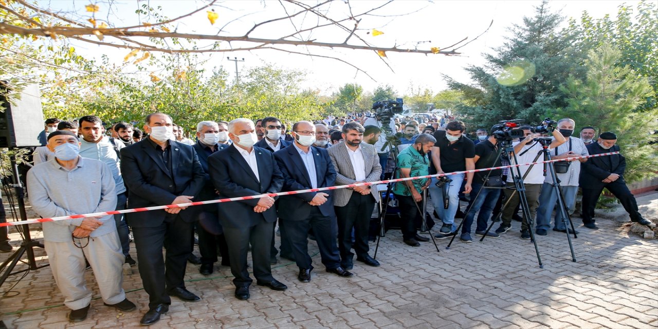 Kurban eti dağıtırken katledilen Börü ve arkadaşları mezarları başında anıldı