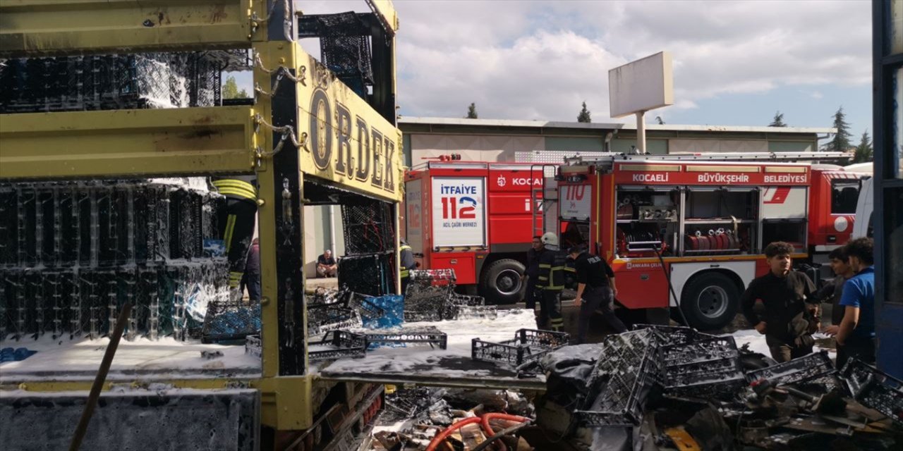 Kocaeli'de plastik kasa yüklü kamyonda çıkan yangın söndürüldü