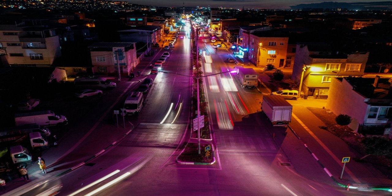 Bursa'da bazı sokaklar meme kanserine farkındalık için pembe renkle aydınlatıldı