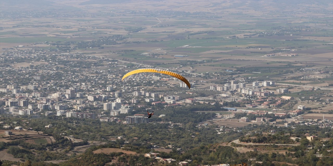 Osmaniye'de yamaç paraşütçüleri 1100 rakımdaki yayladan uçuş yaptı