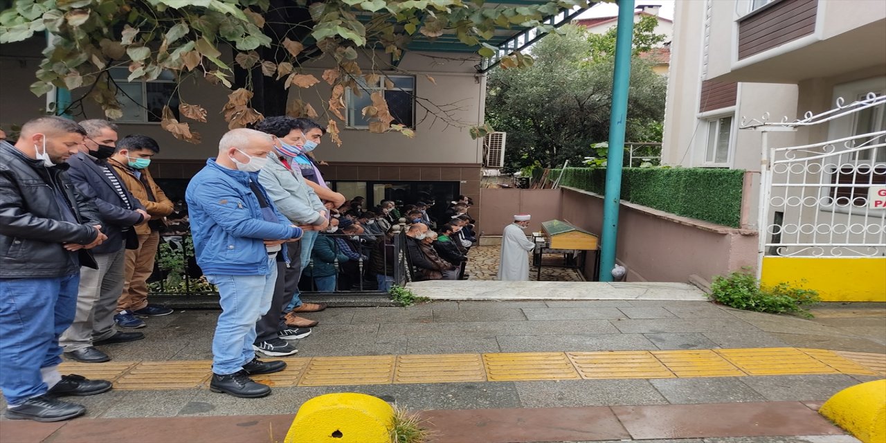 Kocaeli'de silahlı saldırıda öldürülen belediye işçisi toprağa verildi