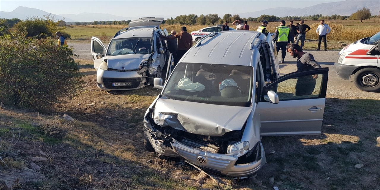 Erzincan'da çarpışan iki hafif ticari araçtaki 8 kişi yaralandı