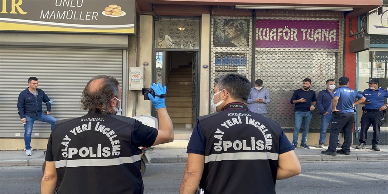 İzmir'de evde bıçaklanmış bulunan iki kişiden biri öldü