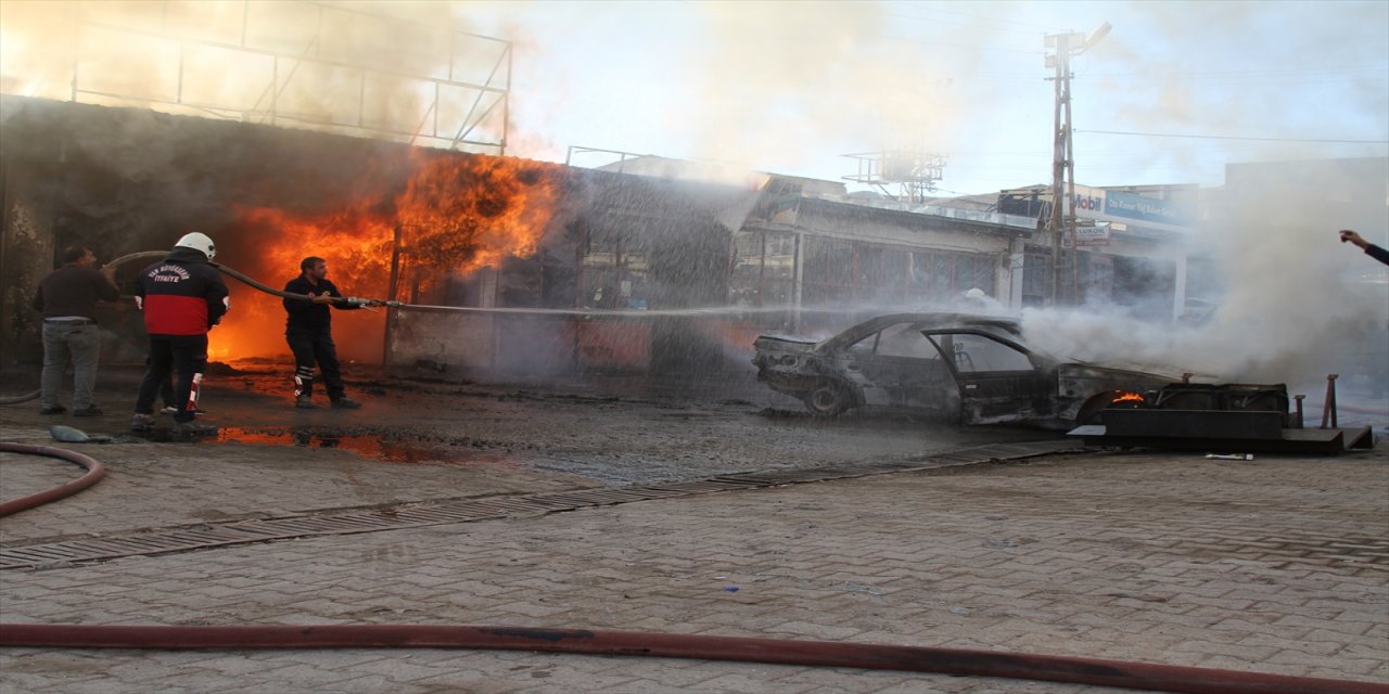 Van'da alev alan otomobildeki yangının sıçradığı 3 iş yeri hasar gördü