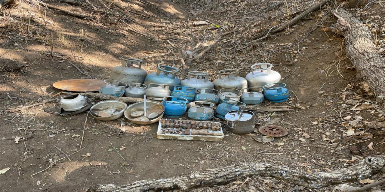 Muş'ta PKK'lı teröristlere ait çeşitli malzemeler ele geçirildi