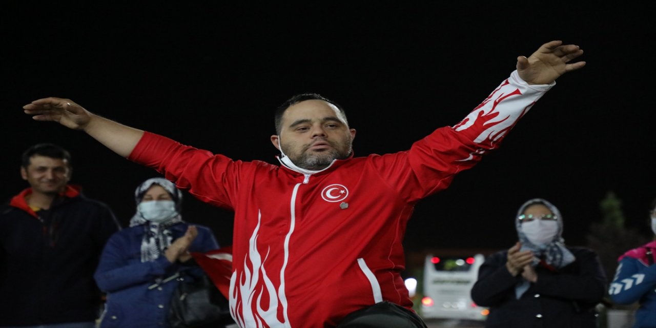 2021 Down Sendromlular Avrupa Oyunları'nda altın madalya kazanan sporcuya coşkulu karşılama