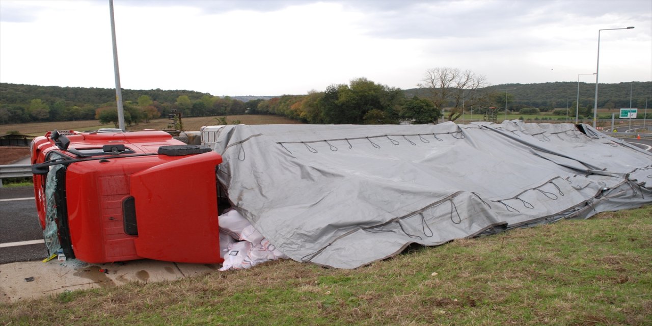 Kuzey Marmara Otoyolu'nda tır devrilmesi sonucu 2 kişi yaralandı