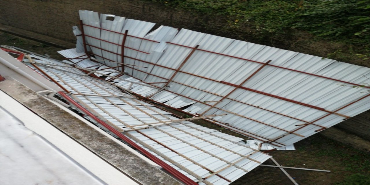 Zonguldak'ta şiddetli fırtına bir apartmanın terasının çatısını uçurdu