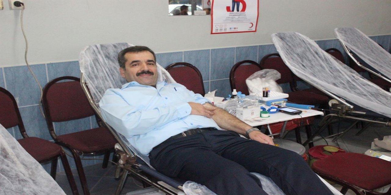 İzmirli kahvehaneci iş yerinde 17'nci kan bağışı kampanyasını düzenledi