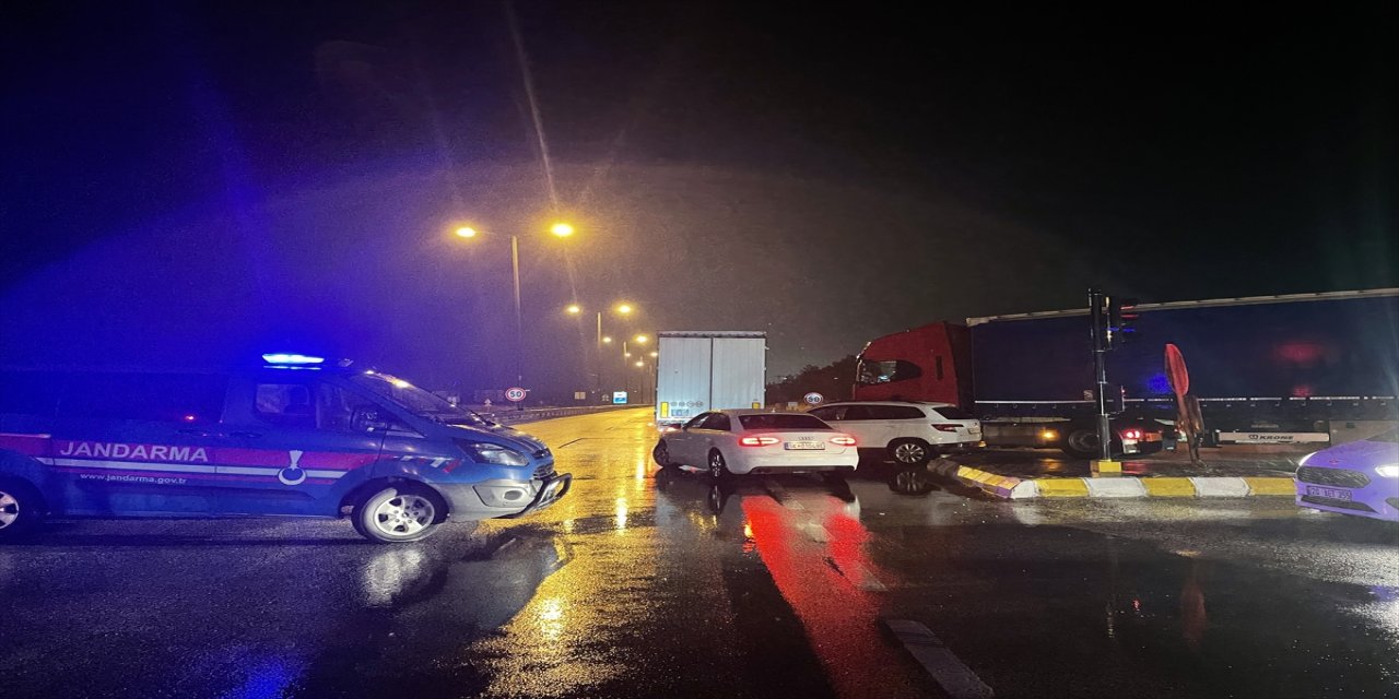 Kapıkule Sınır Kapısı yolundaki tır yangını nedeniyle trafik aksadı
