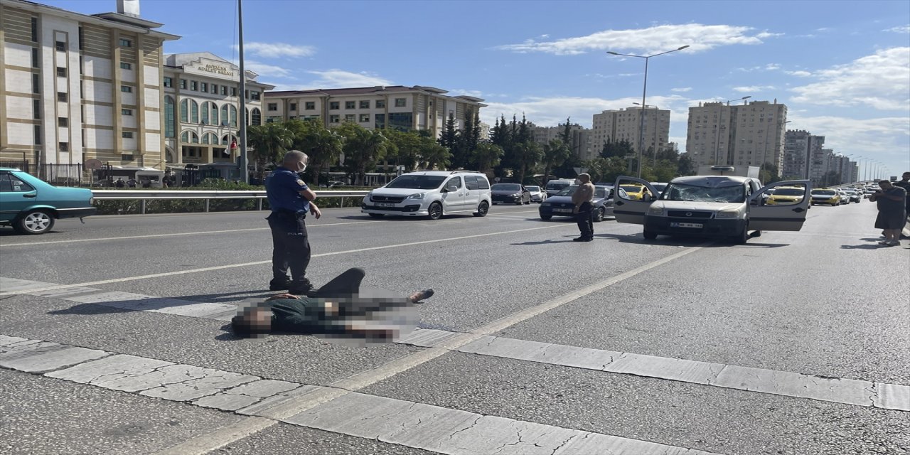 Antalya'da polisin durdurmaya çalıştığı kişiye araç çarptı