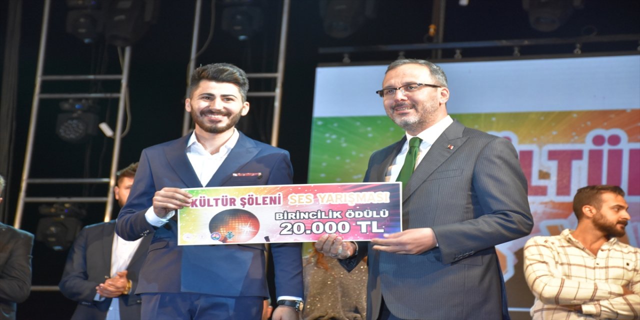 Bakan Kasapoğlu, Şırnak'taki "Kültür Şöleni ve Ses Yarışması" finaline katıldı