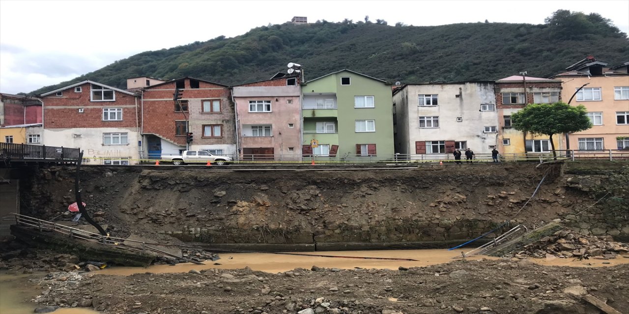 Yağlıdere'de kara yolunda çökme meydana geldi