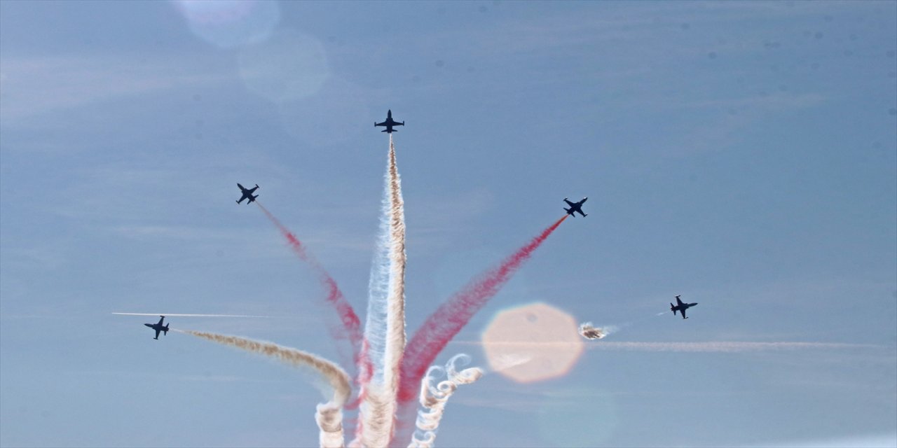 Türk Yıldızları, Fethiye'de gösteri uçuşu yaptı