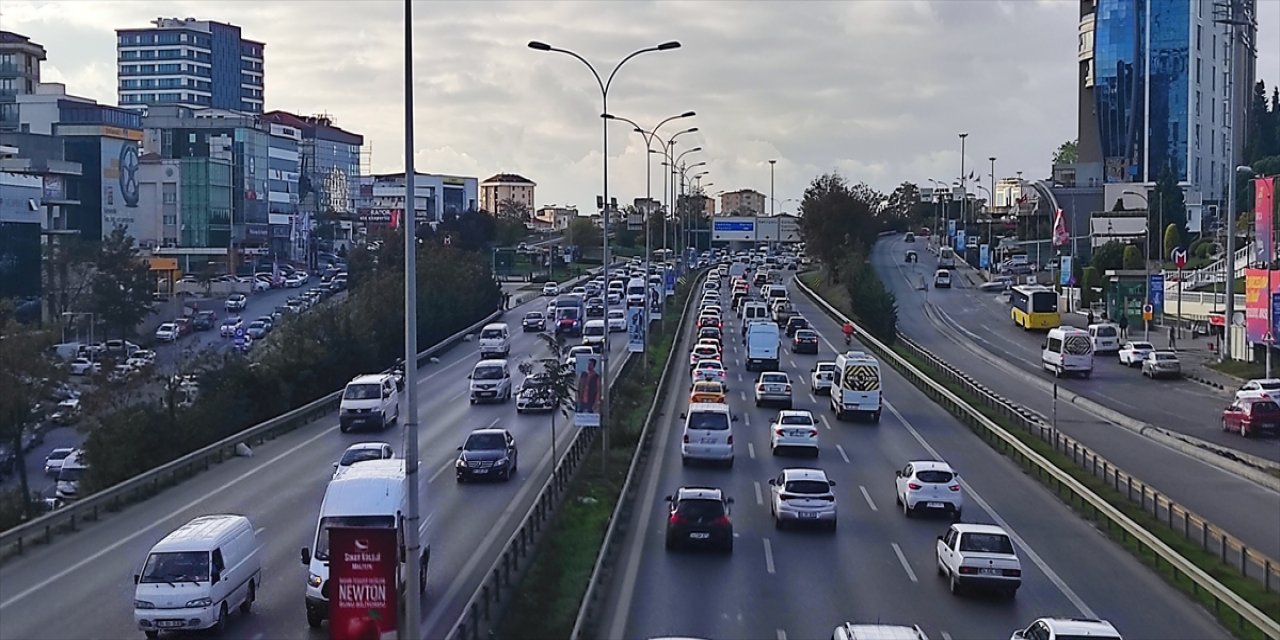 İstanbul'da akşam saatlerinde trafik yoğunluğu yaşanıyor