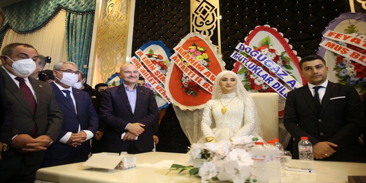 İçişleri Bakanı Süleyman Soylu, Muş'ta evlenen çifte nikah şahitliği yaptı: