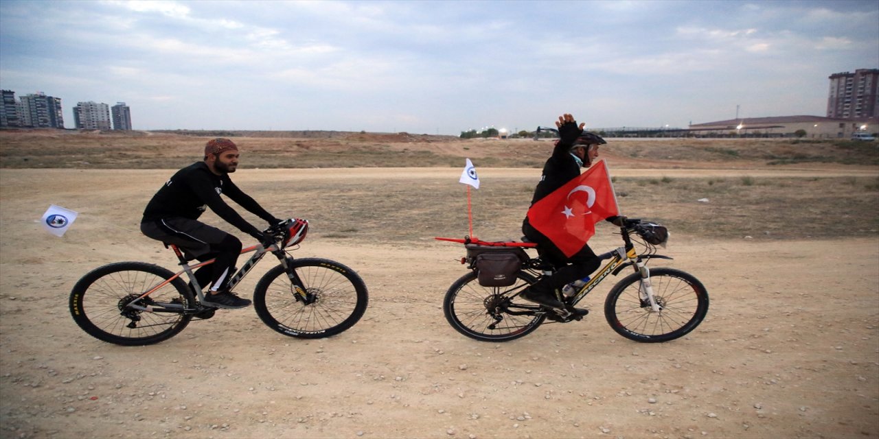 Atatürk'ü ziyaret etmek için Mersin'den Ankara'ya pedal çeviriyorlar