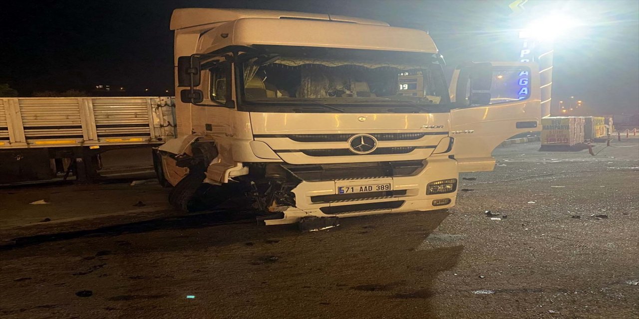 Kırıkkale'de meydana gelen iki ayrı trafik kazasında 8 kişi yaralandı