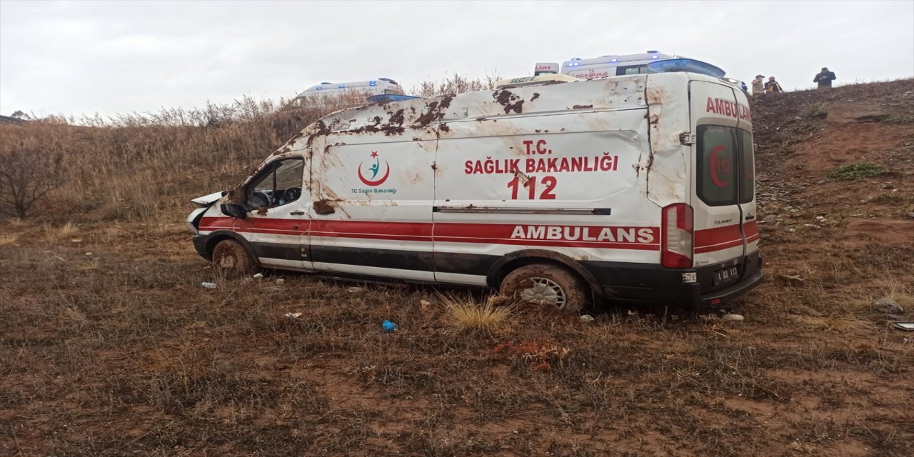 Erzincan'da ambulansın devrilmesi sonucu 3 sağlık görevlisi yaralandı