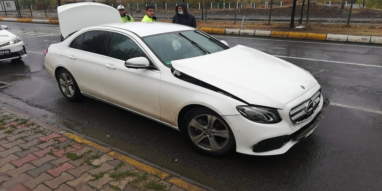 Bingöl'de kaza yapan hamile sürücüyü hastaneye polis yetiştirdi