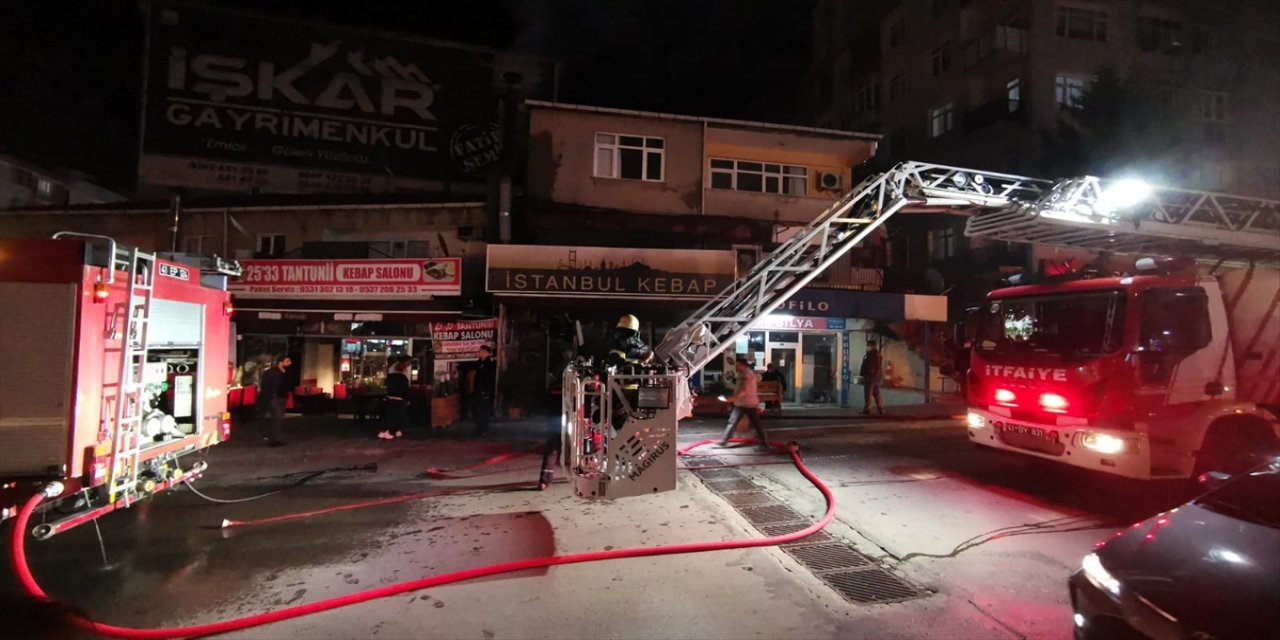 Kocaeli'de restoranda çıkan yangında 2 kişi dumandan etkilendi