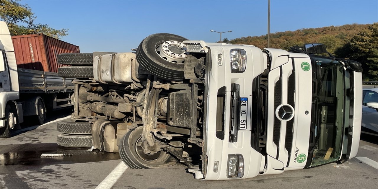 Anadolu Otoyolu'nda devrilen şeker yüklü tır ulaşımı aksattı
