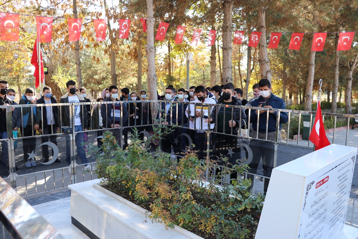 Özel öğrenciler şehit Ömer Halisdemir'in kabrini ziyaret etti