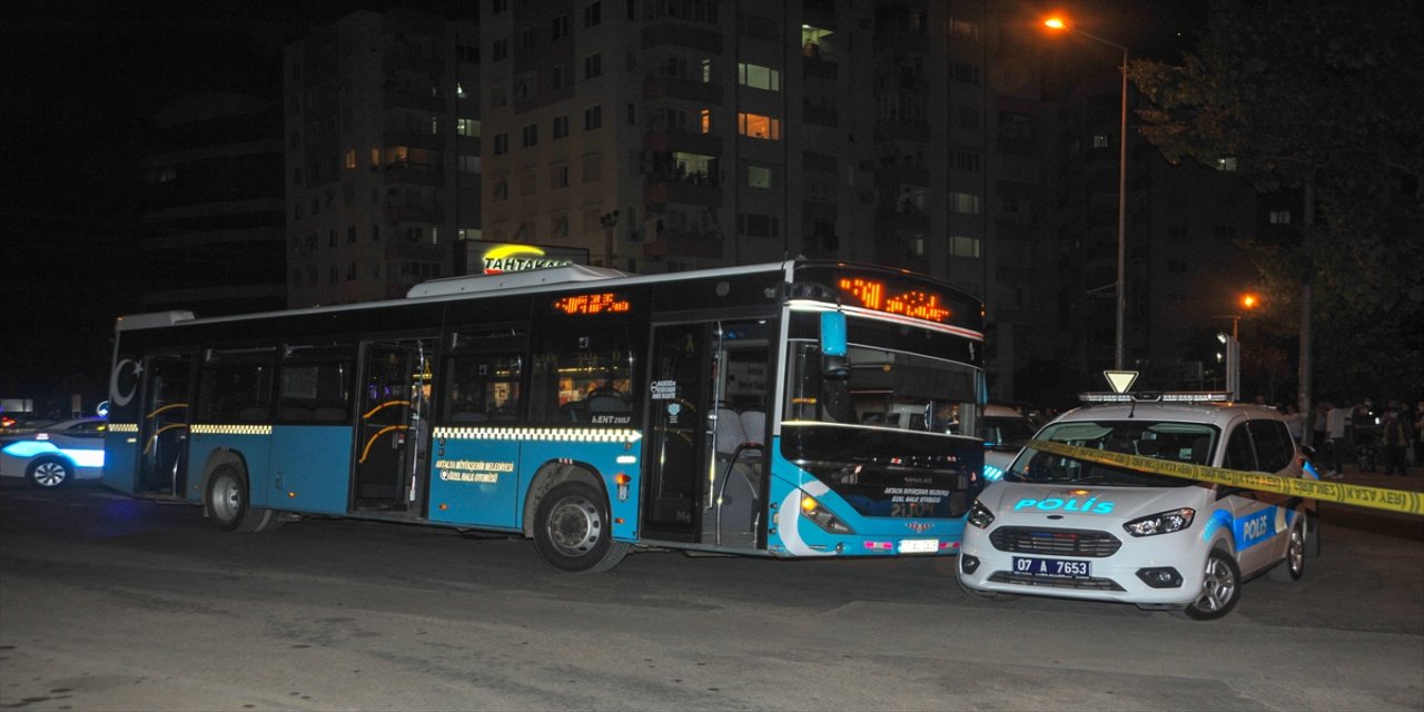 Antalya'da halk otobüsünün çarptığı çocuk hayatını kaybetti