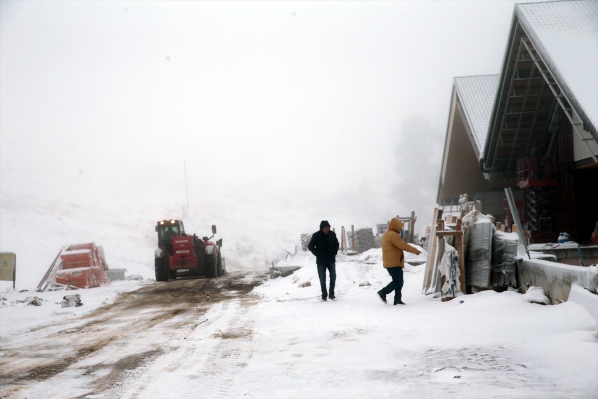 Kartalkaya'da kar yağışı ve sis etkili oluyor