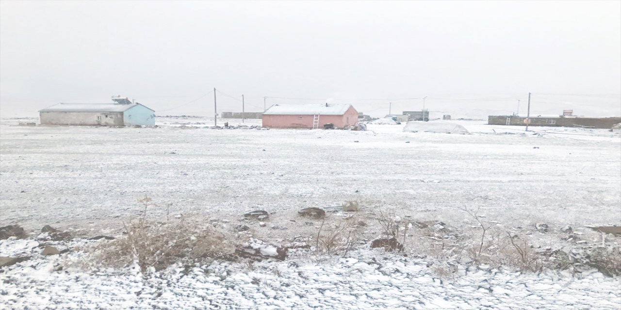 Kars'ın yüksek kesimlerinde kar yağışı etkili oldu