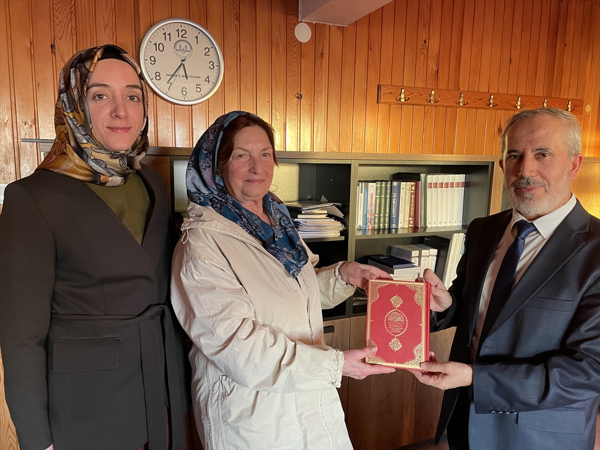 Hazreti Muhammed'in hayatından etkilenen 80 yaşındaki Bulgar kadın Müslüman oldu