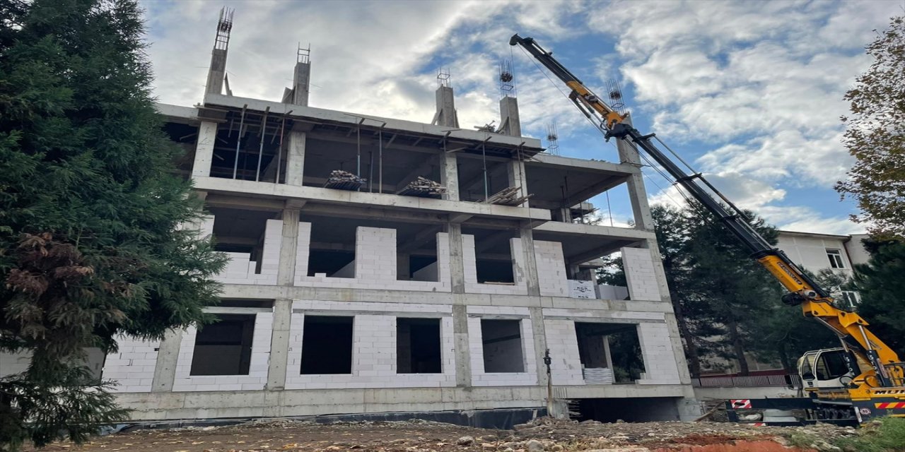 Trabzon'da inşaattan düşen işçi ağır yaralandı