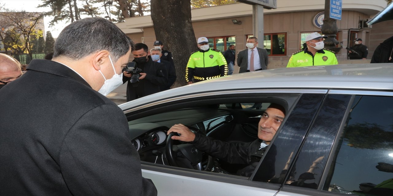 Ankara Valisi Şahin, emniyet kemeri takan sürücülere teşekkür etti