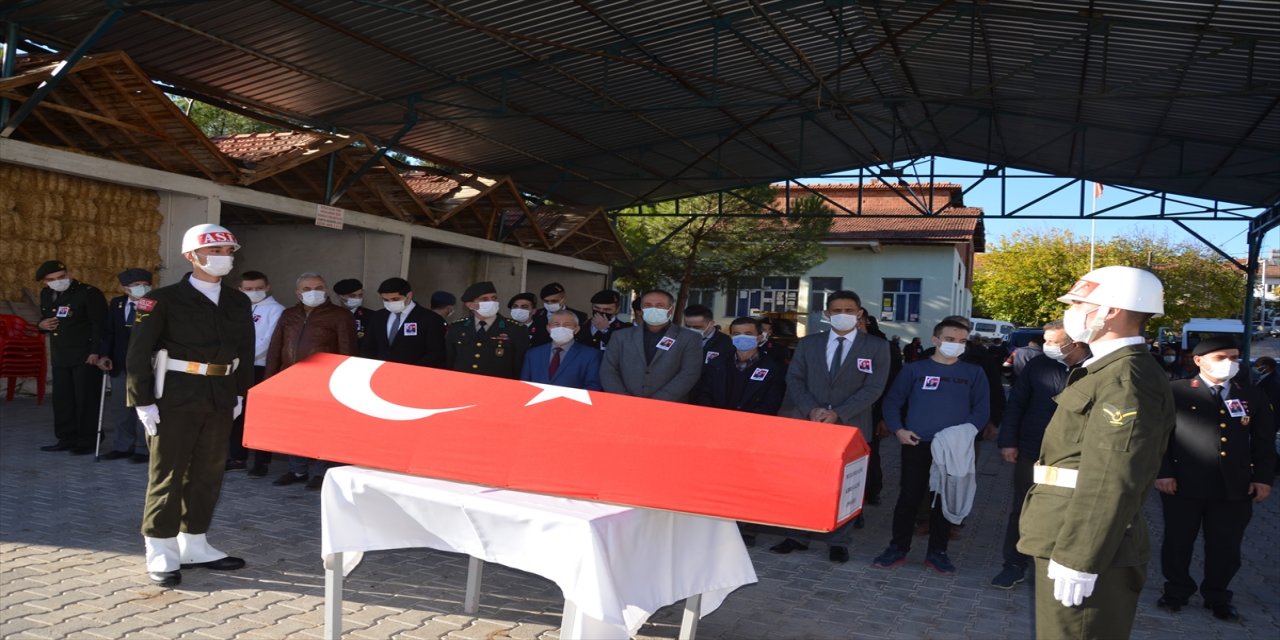 Manisa'da ağaçtan düşerek yaşamını yitiren Kıbrıs gazisinin cenazesi defnedildi